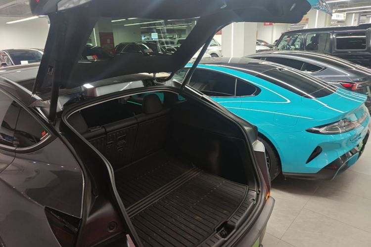 Tesla Model Y 2025 immagine di auto #19