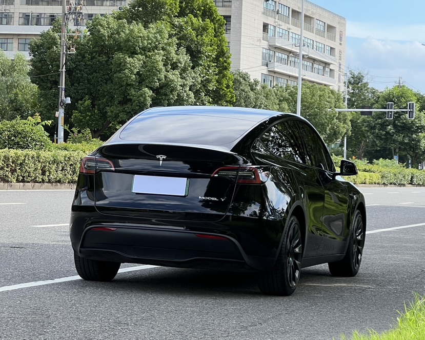 Tesla Model Y 2023 car image #3