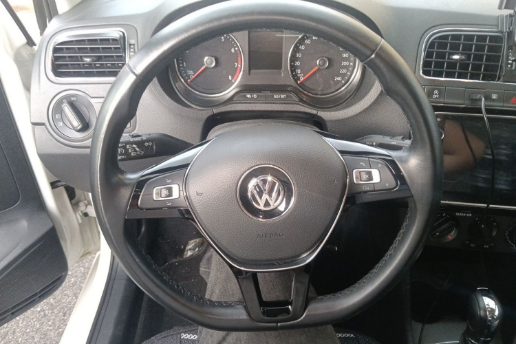 Volkswagen Polo 2018 car image #15