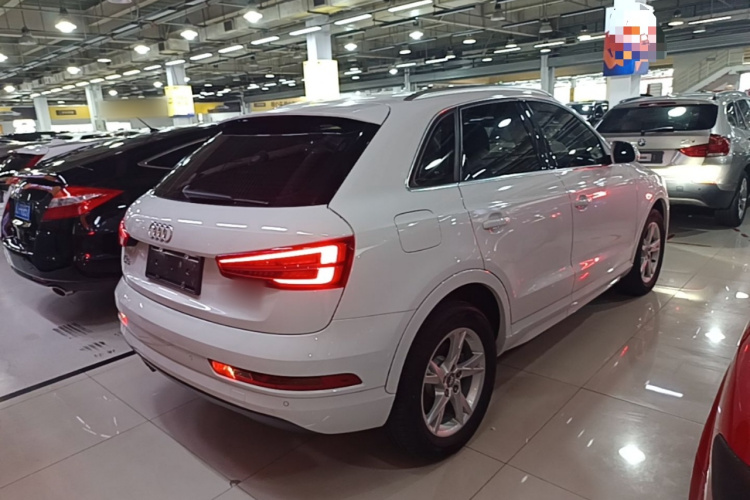 Audi Q3 2018 car image #7
