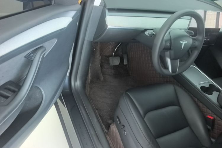 Tesla Model Y 2024 car image #13