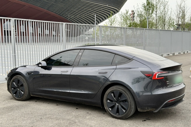 Tesla Model 3 2024 immagine di auto #4