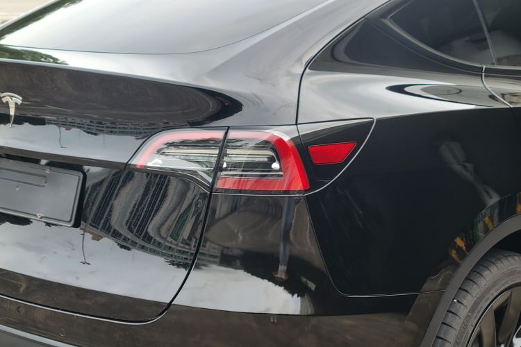 Tesla Model Y 2022 car image #11