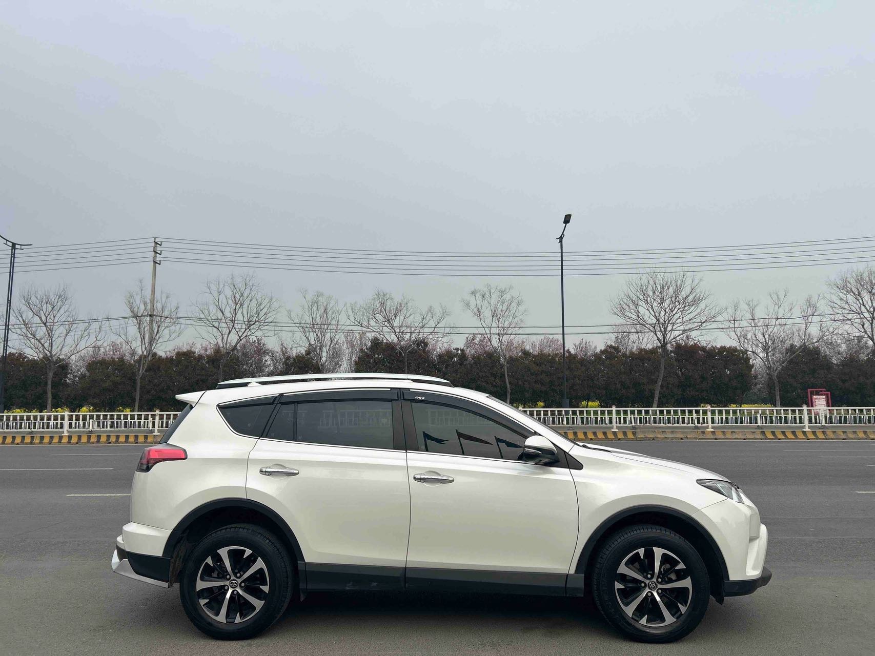 Toyota RAV4 2019 car image #5