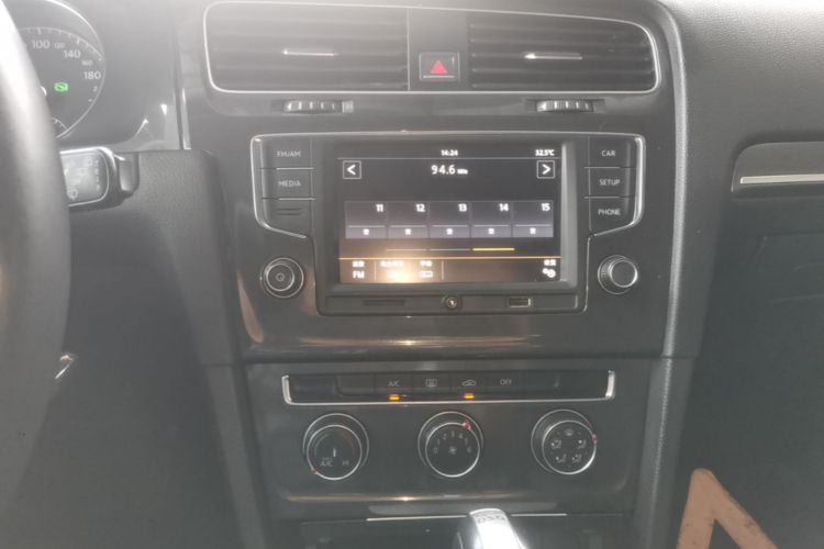 Volkswagen Golf 2017 car image #17
