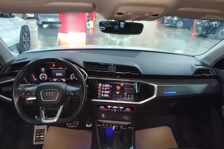 Audi Q3 2022 car image #11