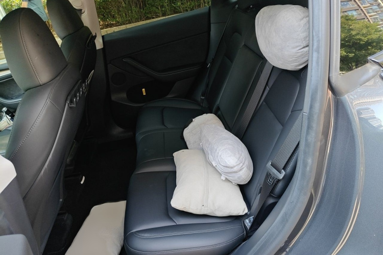 Tesla Model Y 2022 car image #14