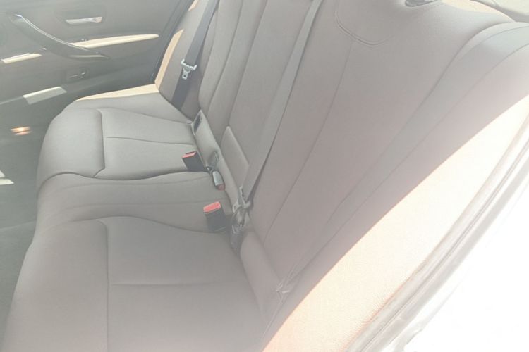 BMW 3 Series 2019 car image #17