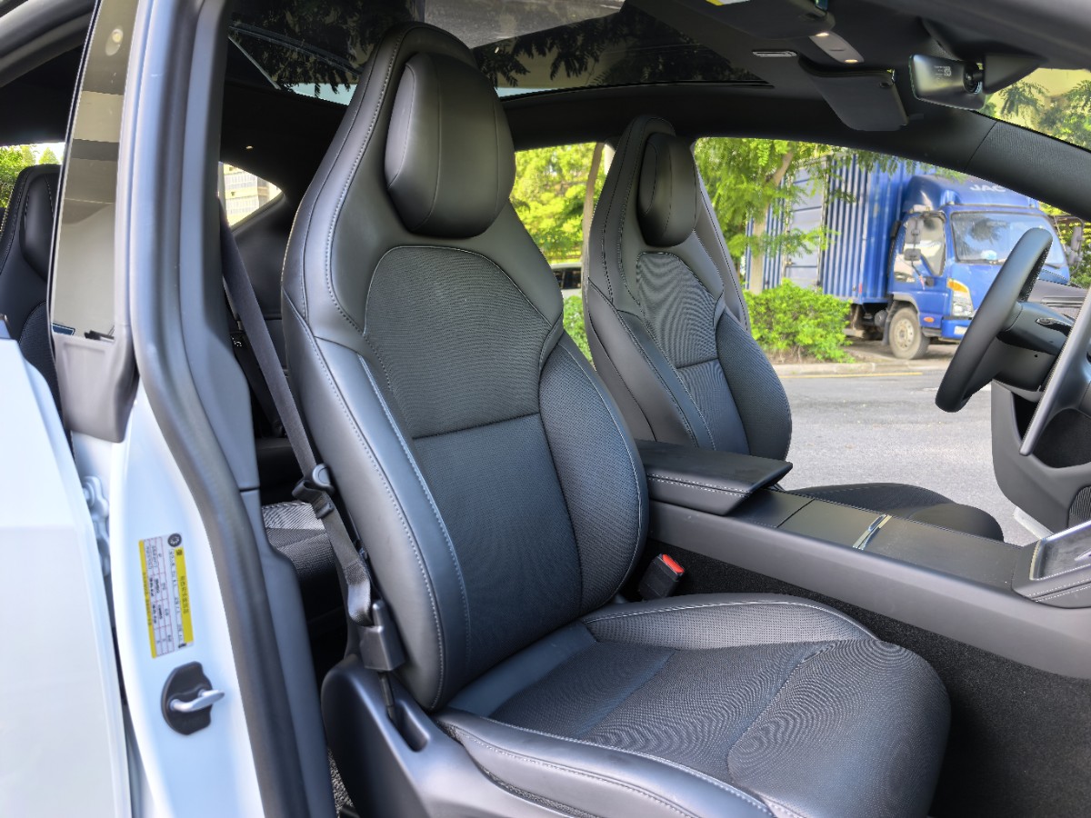Tesla Model Y L 2025 #7 Tesla Model Y L 2025 car image #7
