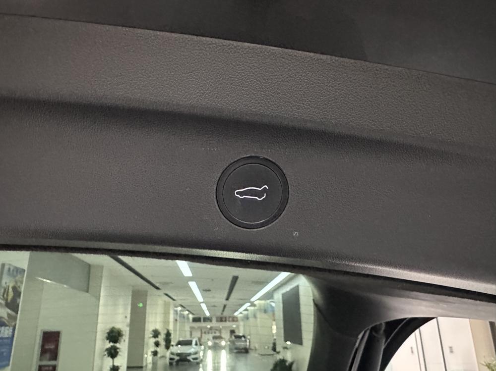 Tesla Model Y 2023 immagine di auto #8