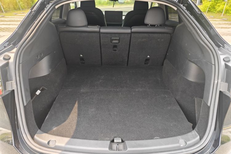 Tesla Model Y 2023 car image #12