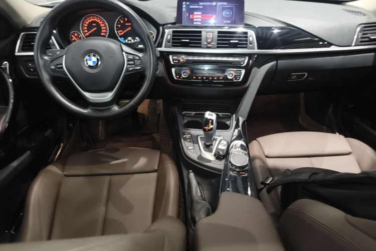 BMW 3 Series 2019 car image #11