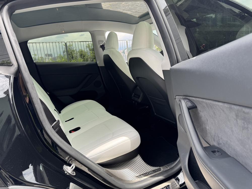 Tesla Model Y 2023 car image #12
