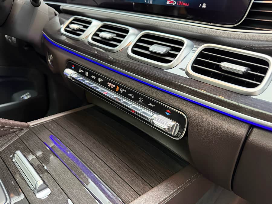 Mercedes-Benz GLE Class 2020 car image #43