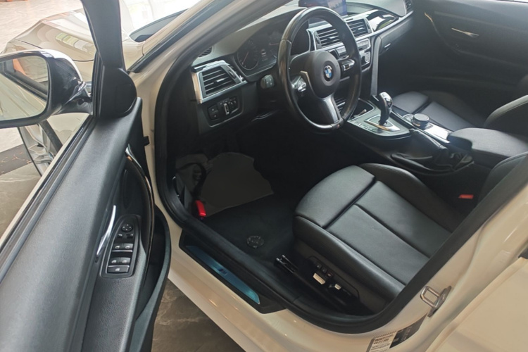 BMW 3 Series 2019 car image #16