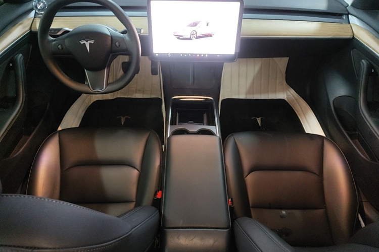 Tesla Model 3 2023 car image #10