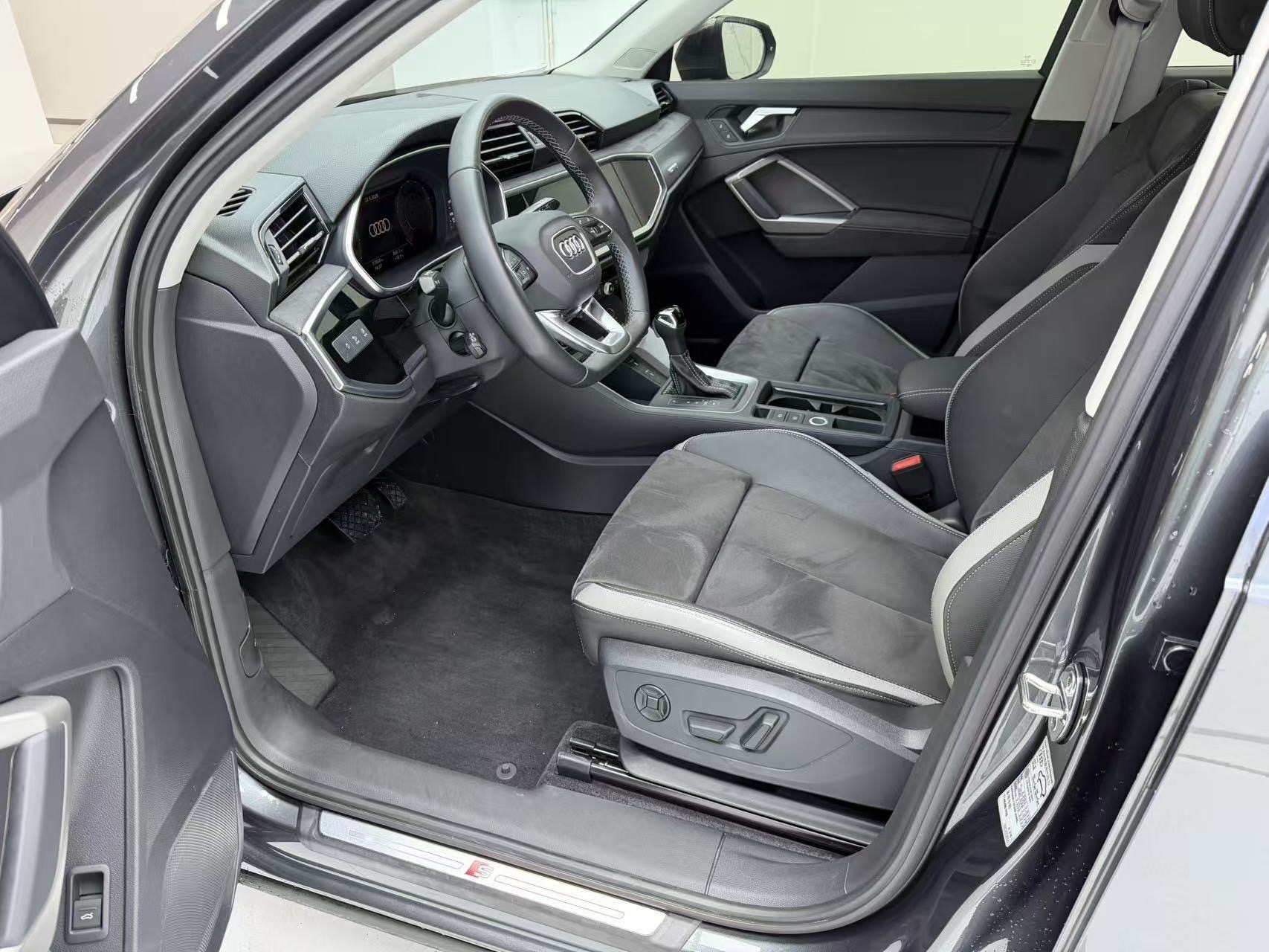 Audi Q3 2023 car image #13