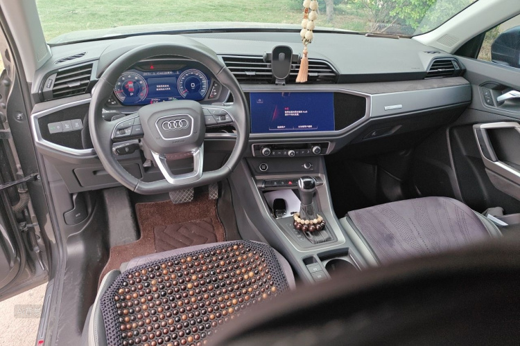 Audi Q3 2023 car image #11