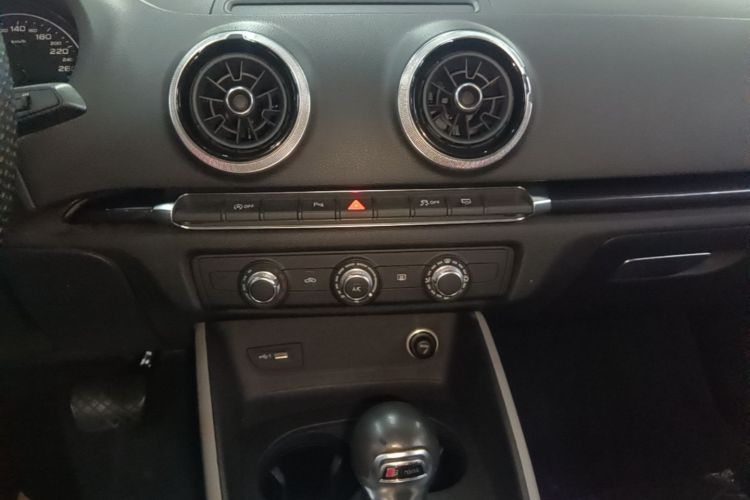 Audi A3 2018 immagine di auto #13