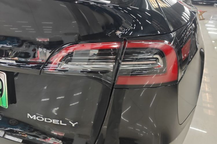 Tesla Model Y 2023 immagine di auto #8