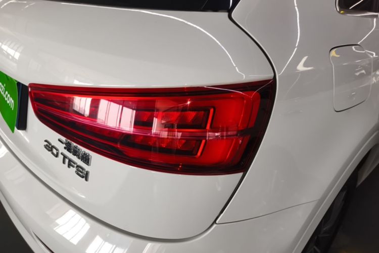 Audi Q3 2018 car image #8