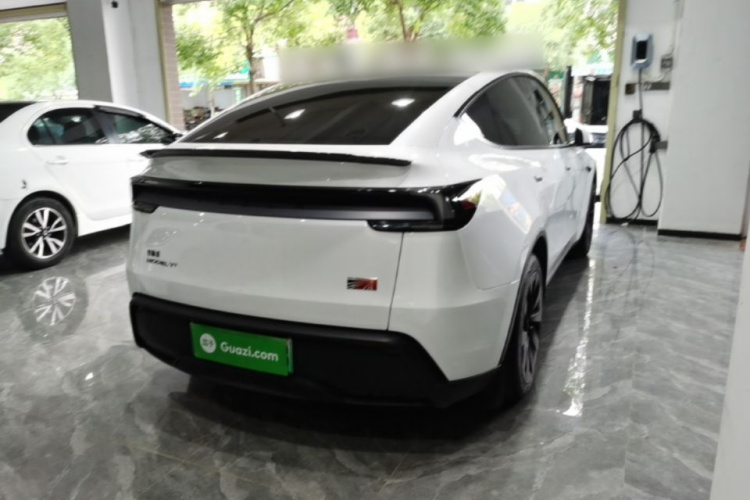Tesla Model Y 2025 #7 Tesla Model Y 2025 car image #7