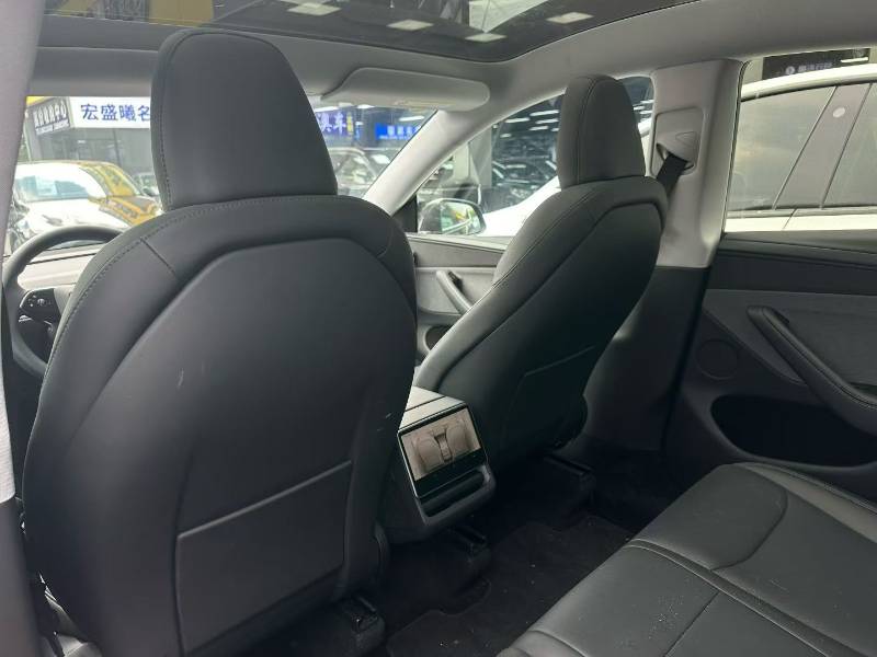 Tesla Model Y 2025 car image #5
