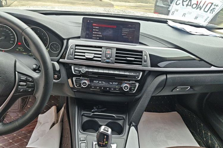 BMW 3 Series 2019 car image #13