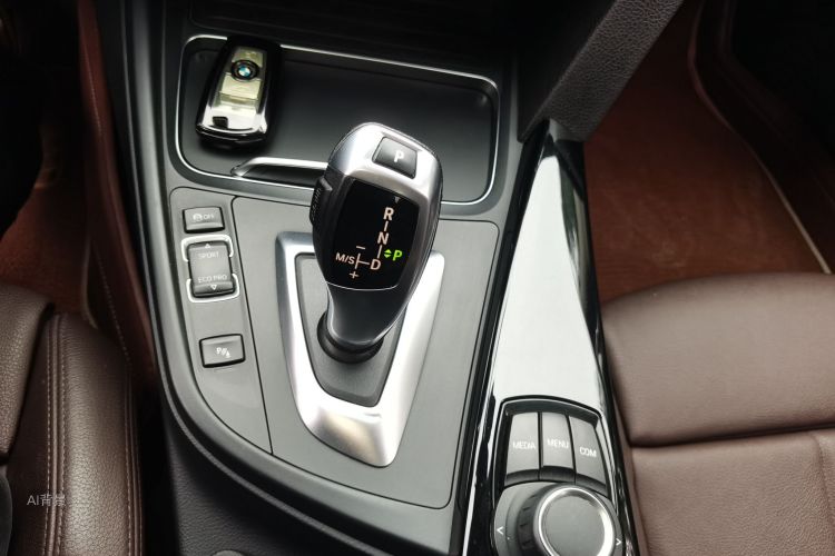 BMW 3 Series 2018 immagine di auto #16