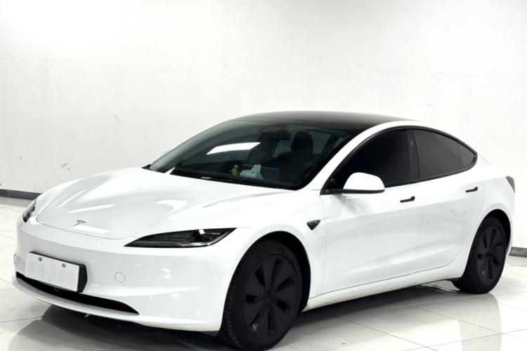Tesla Model 3 2026 car image #2