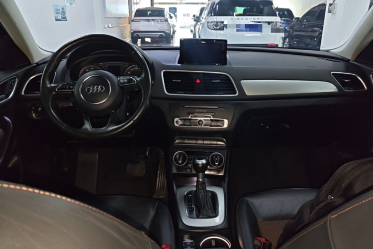 Audi Q3 2018 car image #11