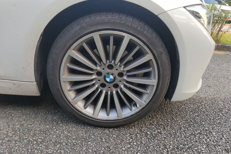 BMW 3 Series 2019 immagine di auto #9