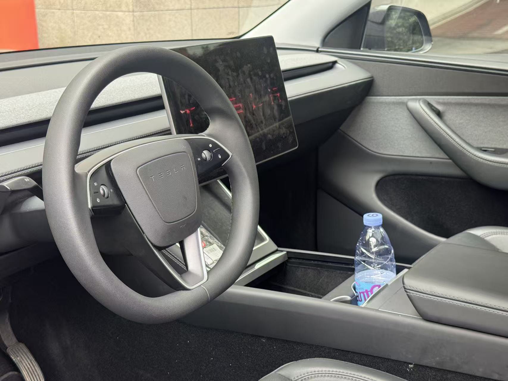 Tesla Model Y 2025 immagine di auto #10