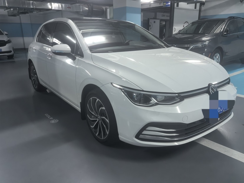 Volkswagen Golf 2023 car image #2