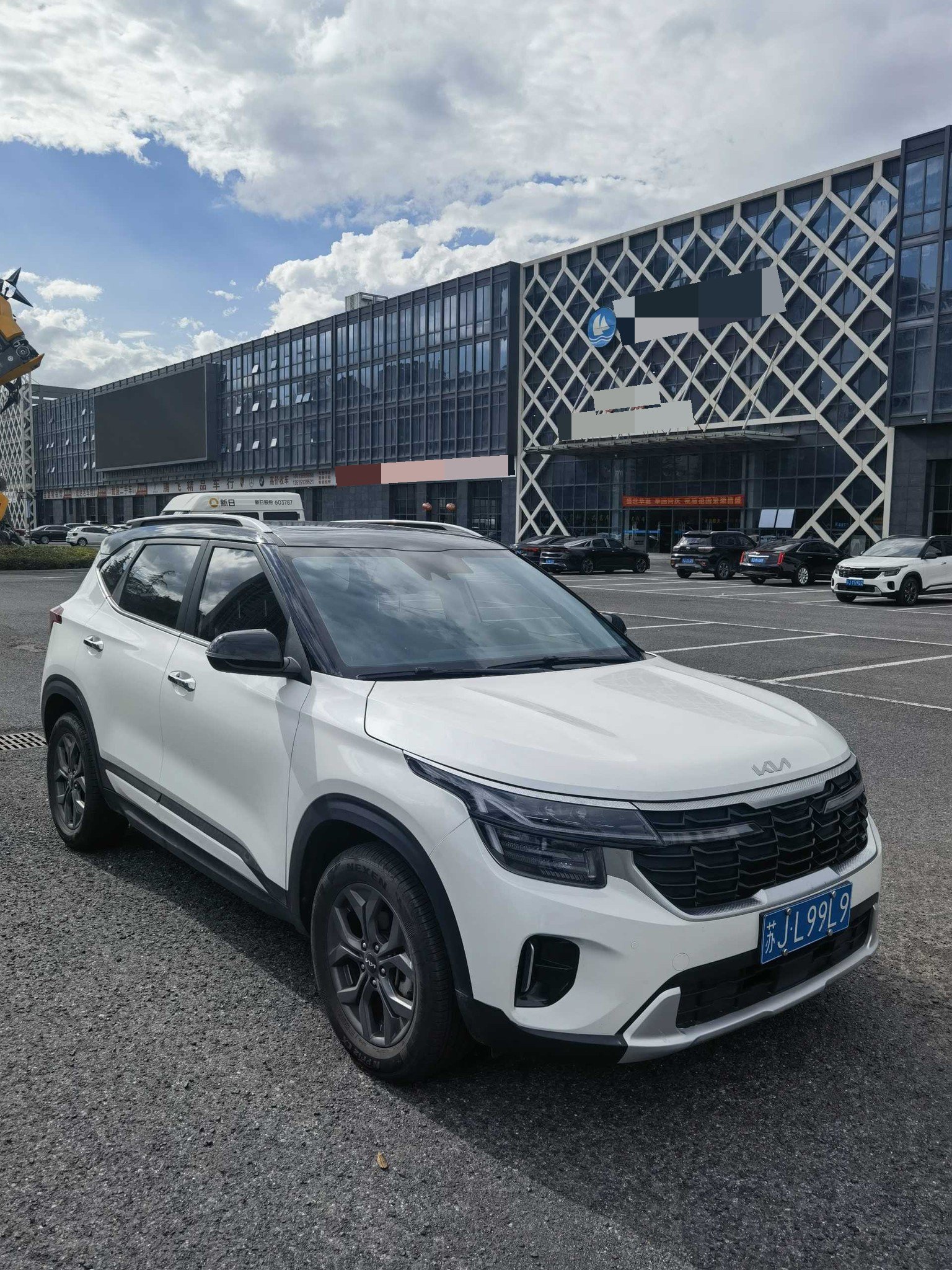 Kia Seltos 2024 car image #2