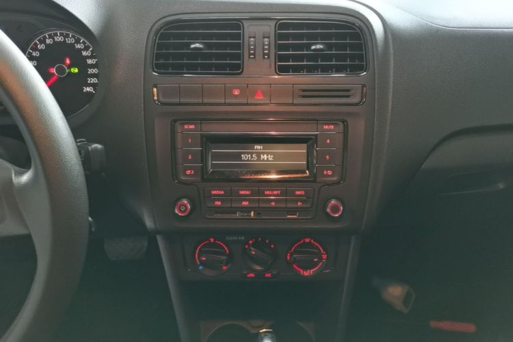 Volkswagen Polo 2018 car image #13