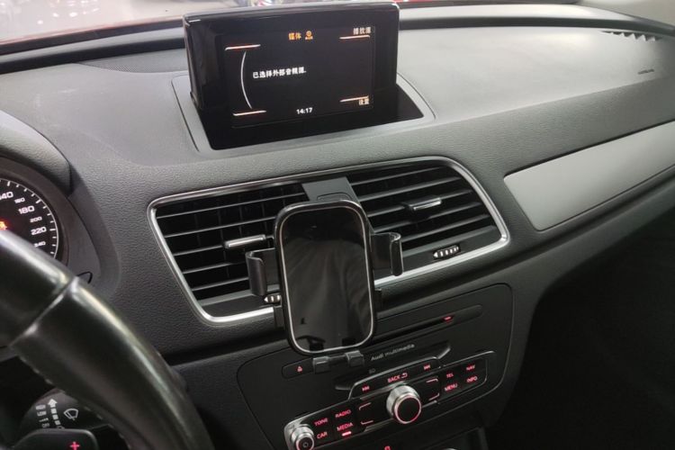 Audi Q3 2015 car image #18