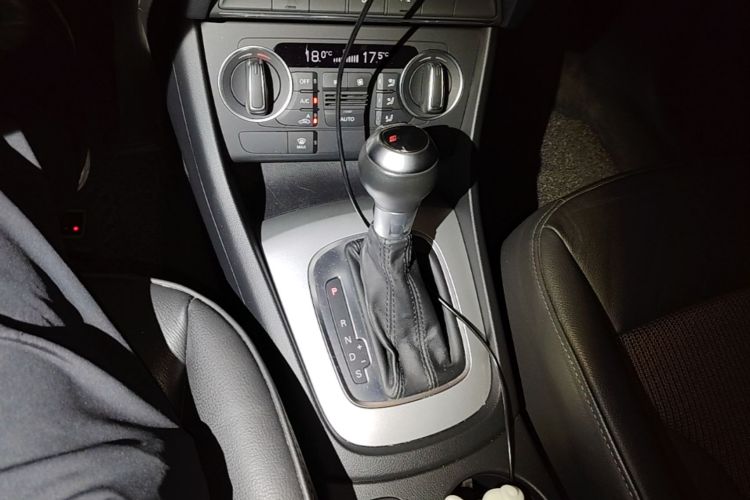 Audi Q3 2018 car image #14