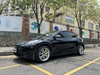 Tesla Model Y 2023 immagine di auto 