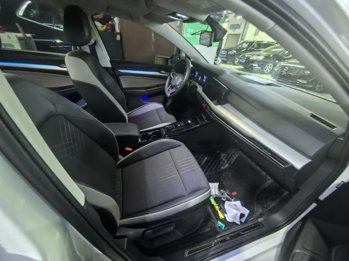 Volkswagen Golf 2023 car image #6