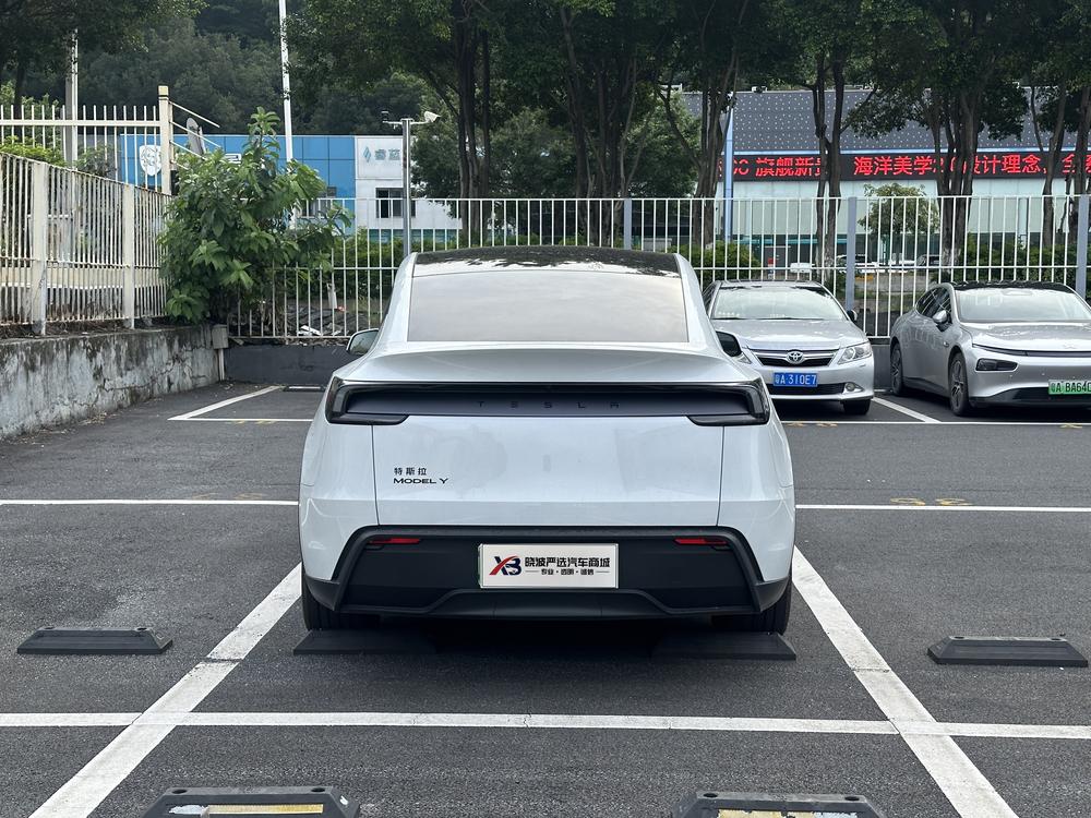 Tesla Model Y 2026 #5 Tesla Model Y 2026 car image #5