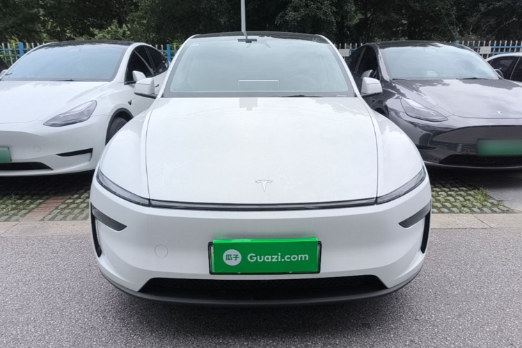 Tesla Model Y 2025 #3 Tesla Model Y 2025 car image #3