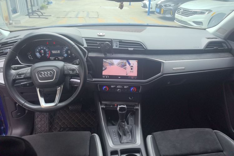 Audi Q3 2021 car image #13