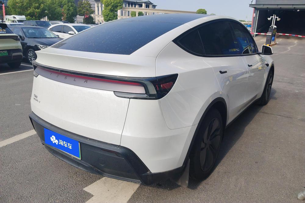 Tesla Model Y 2025 car image #3