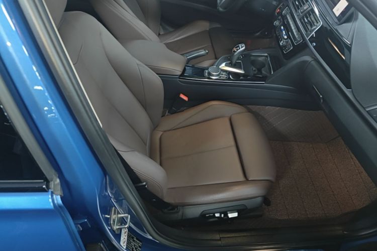 BMW 3 Series 2019 car image #24