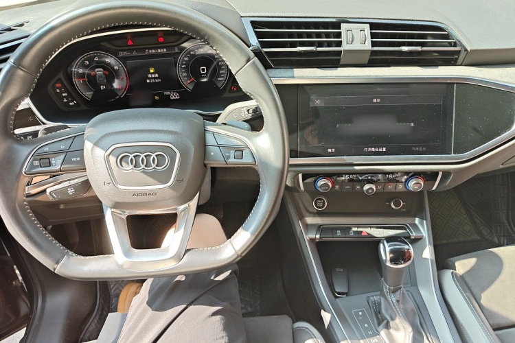Audi Q3 2022 car image #7