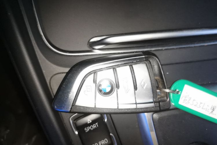 BMW 3 Series 2018 car image #14