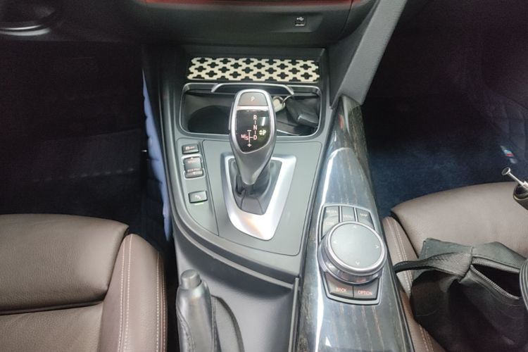 BMW 3 Series 2018 car image #18
