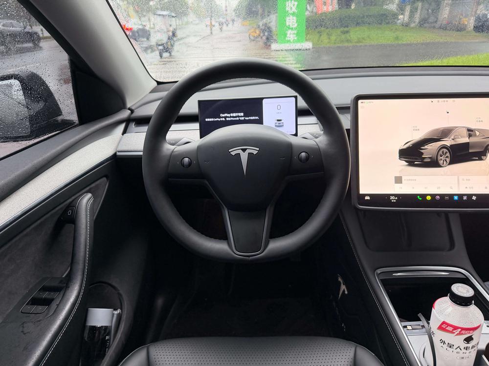 Tesla Model Y 2024 car image #9