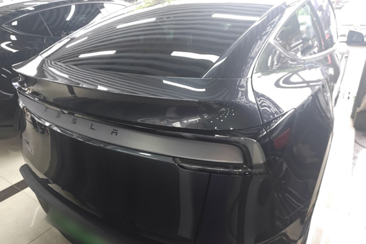 Tesla Model Y 2025 #6 Tesla Model Y 2025 car image #6